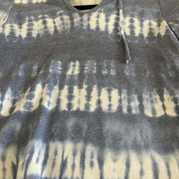 dELiA*s Tie Dye Lightweight Pullover Hoodie - Picture 4 of 5